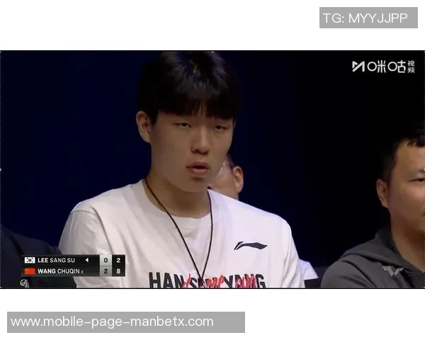 杨瀚森主动与阿夫迪亚交流翻译助力两人友好碰拳互动 杨瀚森主动与阿夫迪亚交流翻译助力两人友好碰拳互动