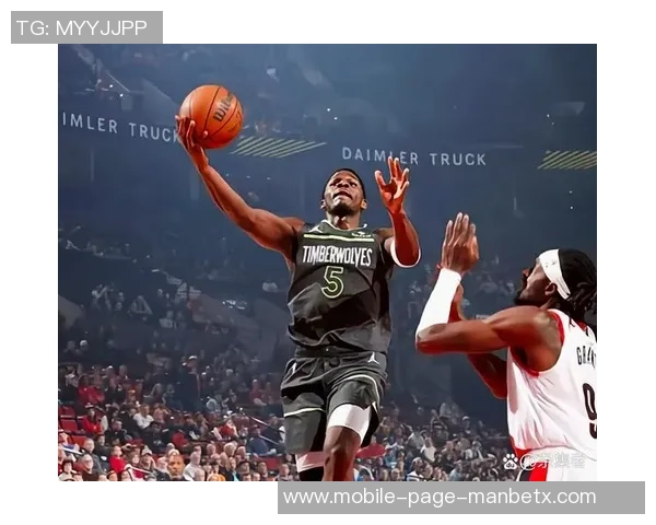 爱德华兹谈与兰德尔的默契配合新赛季展现更多精彩瞬间